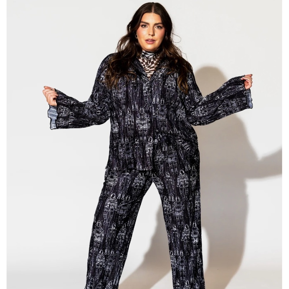 LALA ORIGINAL: Long Sleeve
Plissé Set in Interstellar
Astronauts